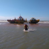 KNRM Katwijk redt surfer met materiaalpech uit zee